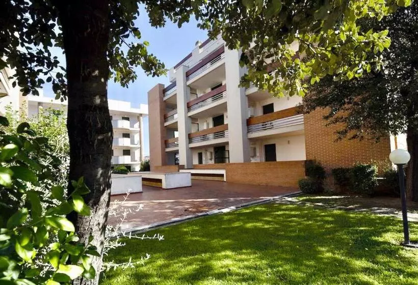 Isa Apartments 4 Beds In Residence With Swimming Pool In San Vincenzo, Just 600 Meters From The Sea