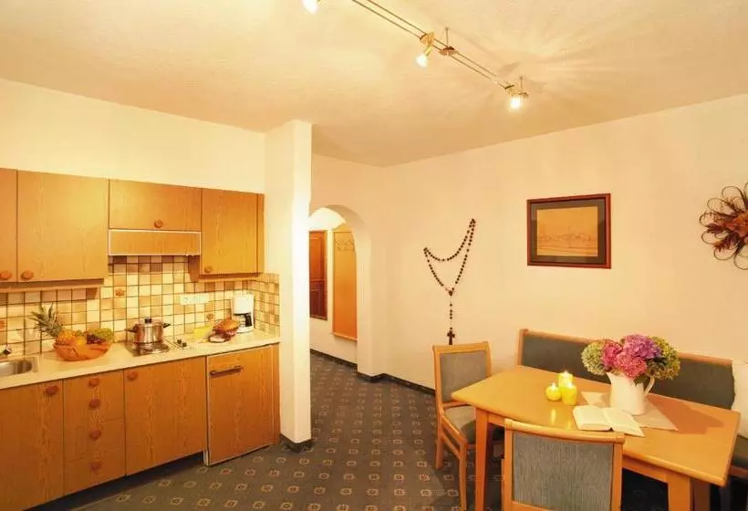ホテル Appartement Kostenzer