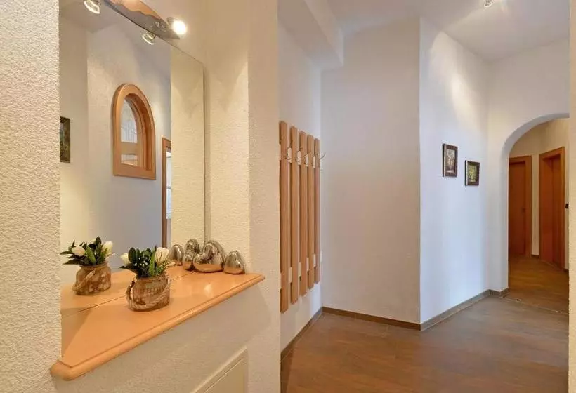 ホテル Appartement Kostenzer