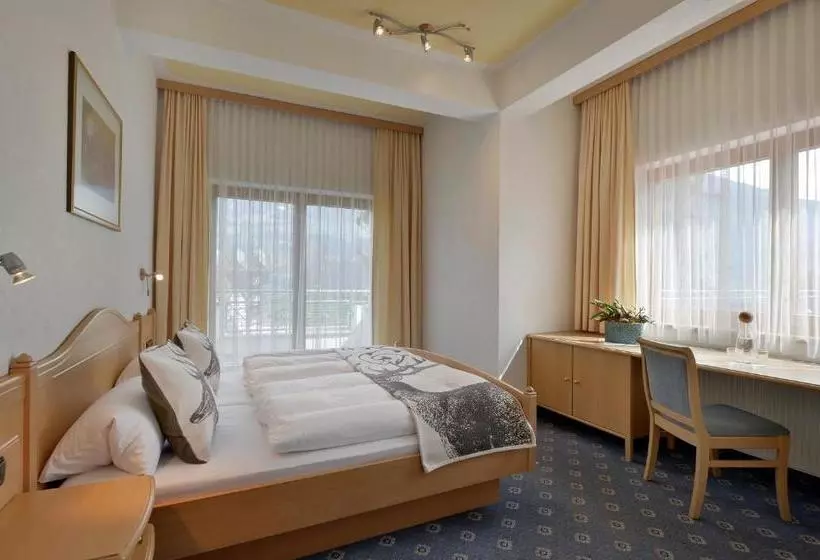 ホテル Appartement Kostenzer