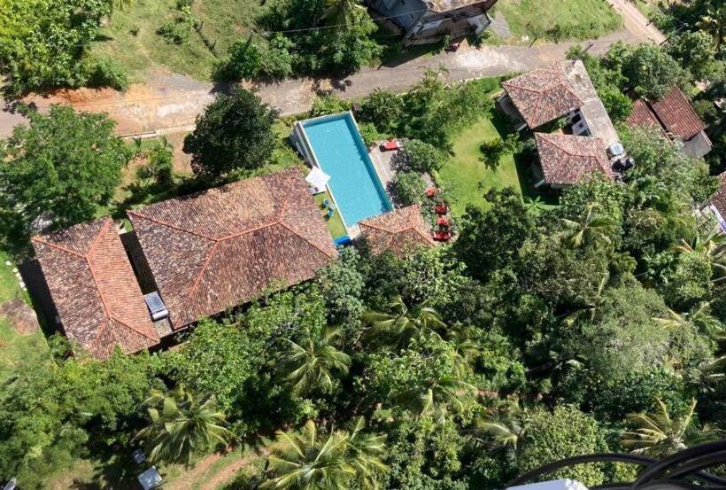 مبيت وإفطار Emel S Retreat By Tropical Magnum   Luxury Boutique Villa