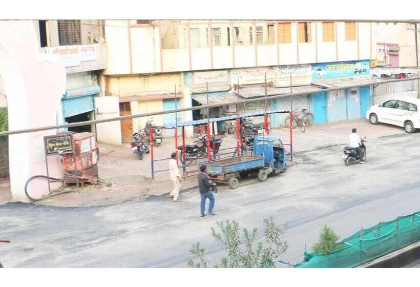 Отель Geeta Lodge, Solapur