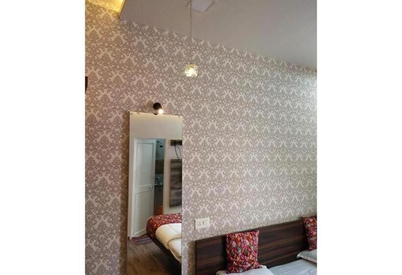 Отель Geeta Lodge, Solapur