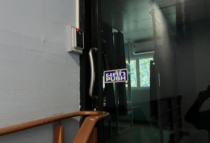 Nacha Hostel, Koh Phi Phi, Krabi. Thailand