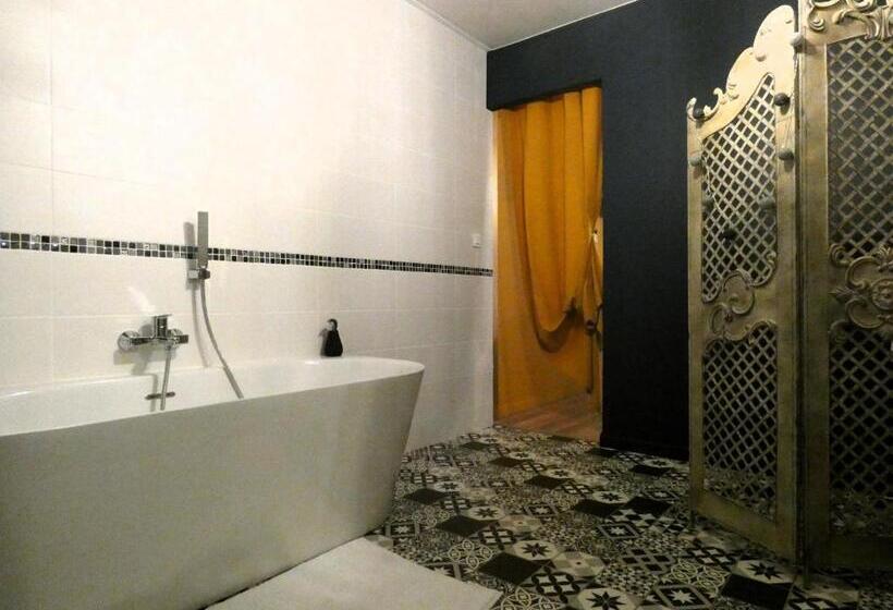 بنسيون élégante Chambre Rétro Chic Avec Lit King Size Proche Commerces Et Autoroute A10   Fr 1 581 112