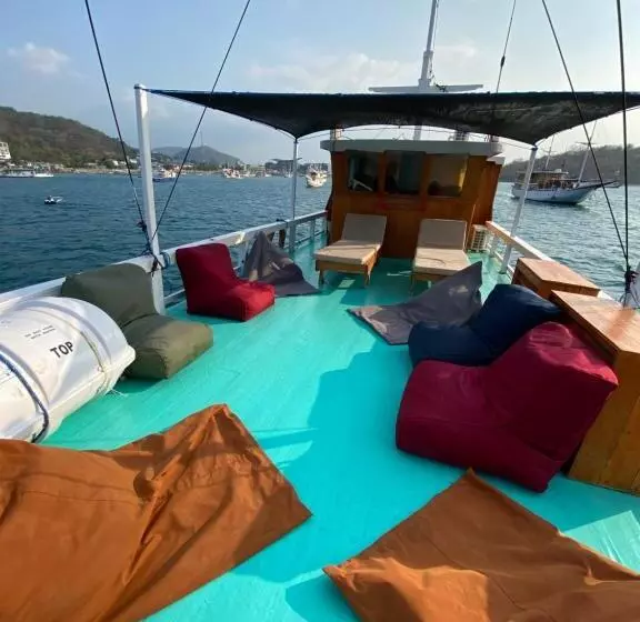 ホテル Labuan Bajo