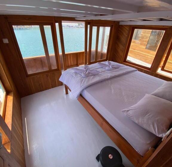 Отель Labuan Bajo