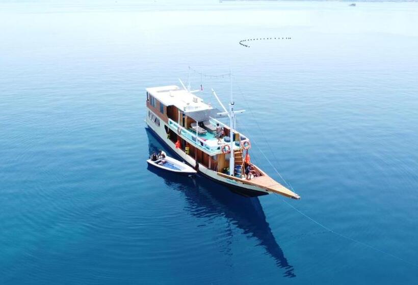 Отель Labuan Bajo