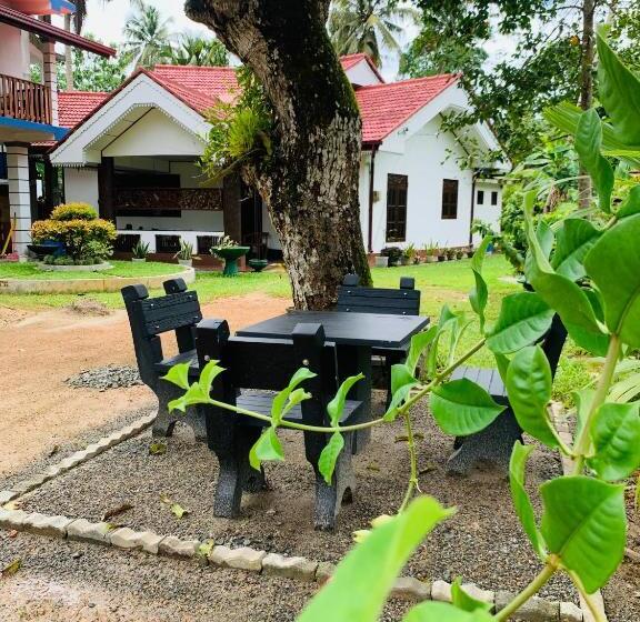 Hotel Pearl Gardens Midigama