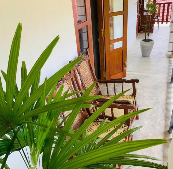 Hotel Pearl Gardens Midigama