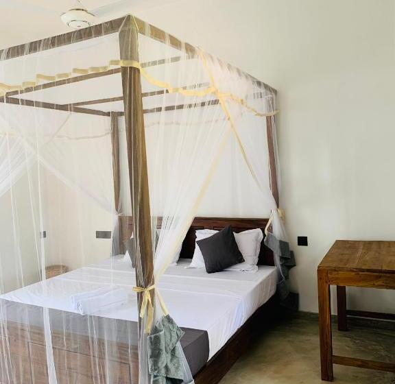 Hotel Pearl Gardens Midigama