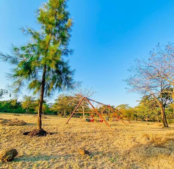 بنسيون Dee Park Entertainment Centre