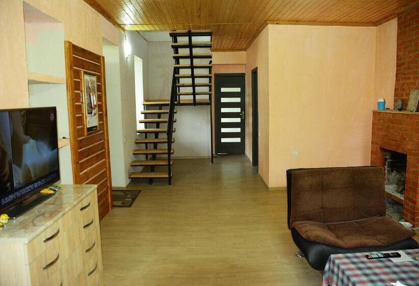 پانسیون Guesthouse Lasha