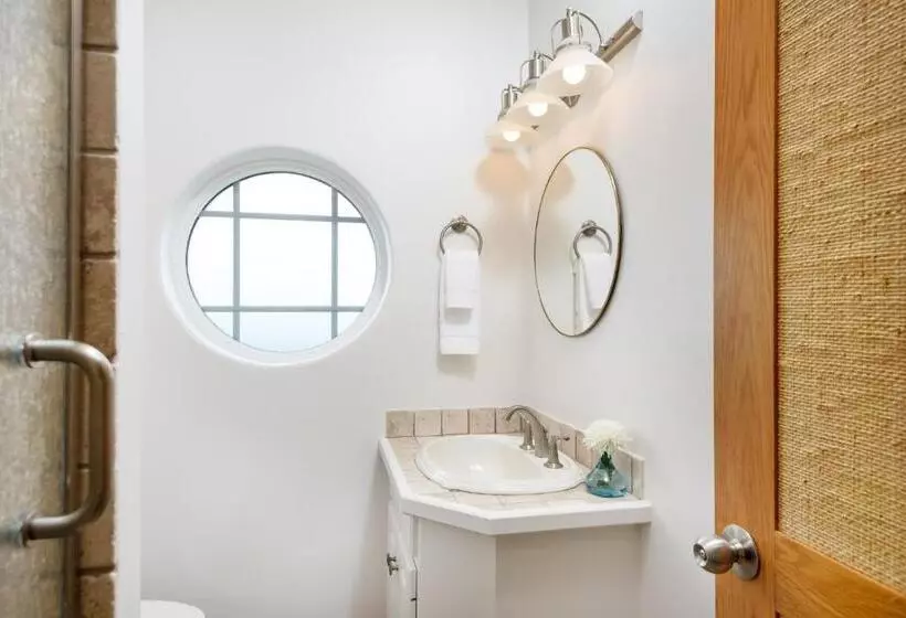 The Yacht Club Penthouse C14