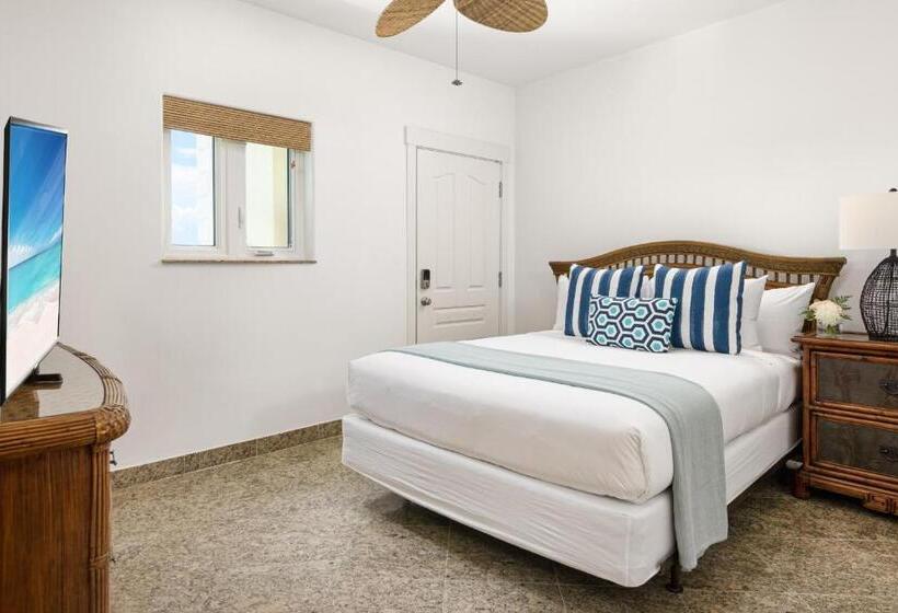 The Yacht Club Penthouse C14