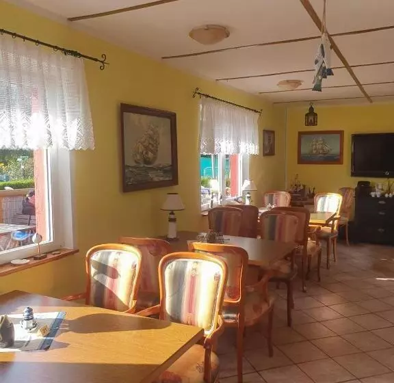 ペンション Familienzimmer Mit Gemeinschaftsbad Fuer 6 Personen Auf Ruegen H5zi1