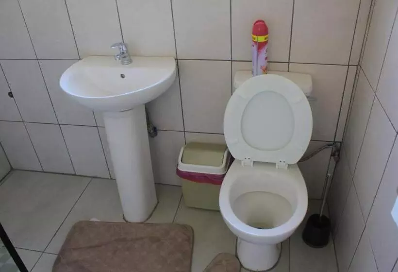 ペンション Njomsguesthouse