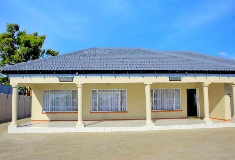 ペンション Njomsguesthouse