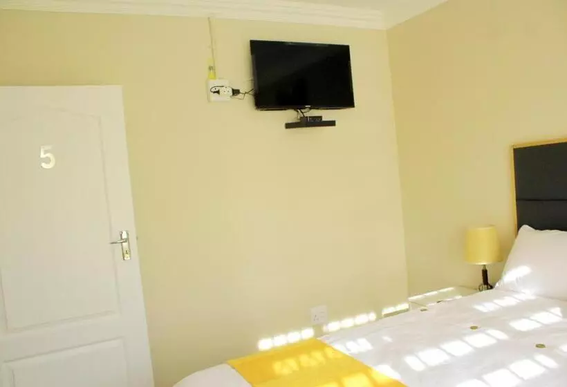 ペンション Njomsguesthouse