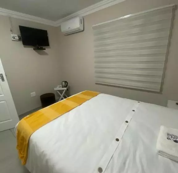ペンション Njomsguesthouse