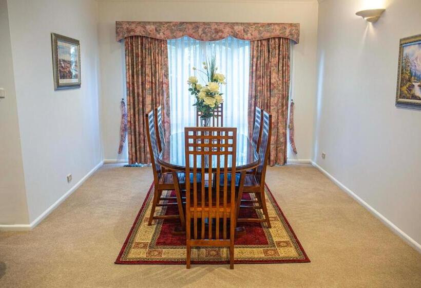 ペンション Pyne House