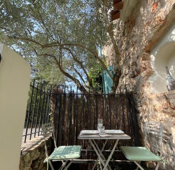 تختخواب و صبحانه Villa Canzomy