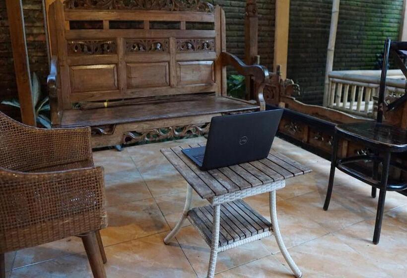 호텔 Oyo 93300 Homestay Puri Anggrek Syariah Wage