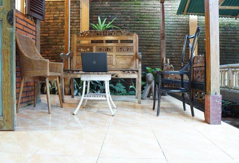 호텔 Oyo 93300 Homestay Puri Anggrek Syariah Wage