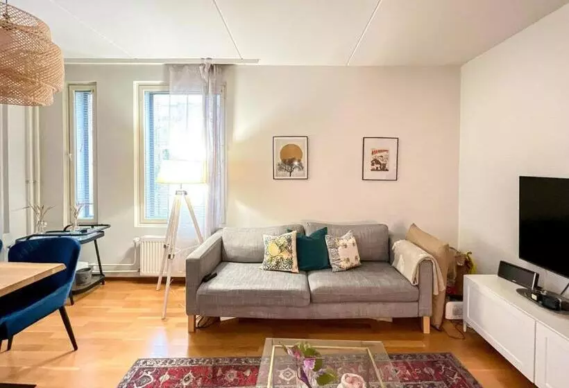 Hotelli Tilava Ja Viihtyisä Asunto, Helsinki; Paras Naapurusto