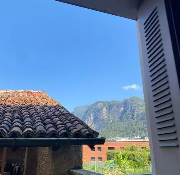 Majatalo Yellow House Guest House