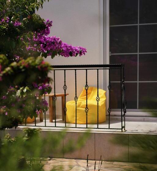 تختخواب و صبحانه Lb Boutique