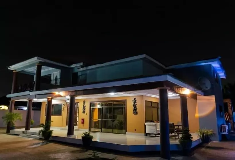 Hotelli Ampric Guest House And Lounge