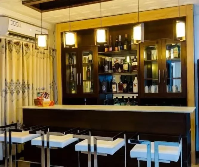 Hotelli Ampric Guest House And Lounge