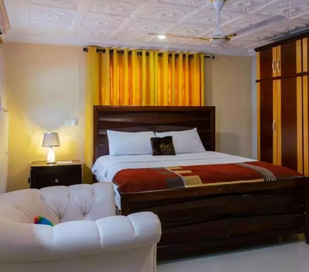 Hotelli Ampric Guest House And Lounge