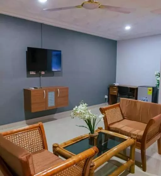 Hotelli Ampric Guest House And Lounge