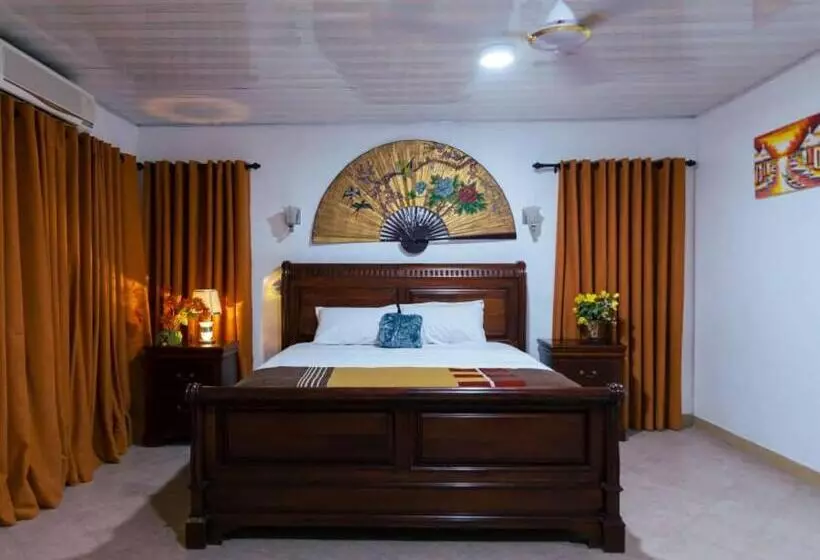 Hotelli Ampric Guest House And Lounge