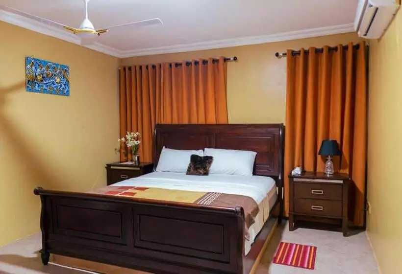 Hotelli Ampric Guest House And Lounge