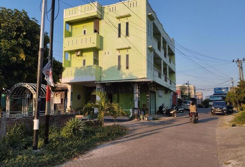 בית מלון כפרי Oyo 93306 Penginapan Permata Hijau Syariah