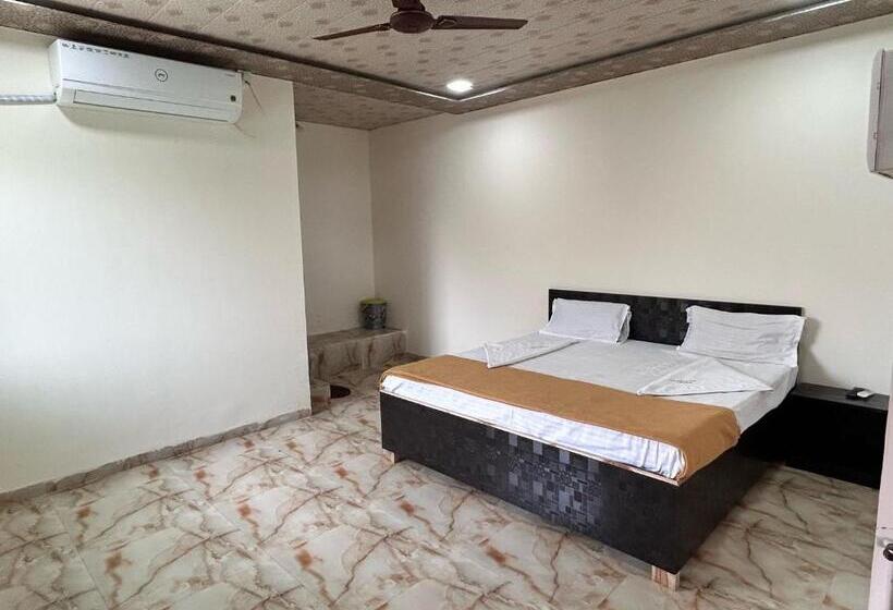 호텔 Spot On Samadhan Lodging & Boarding