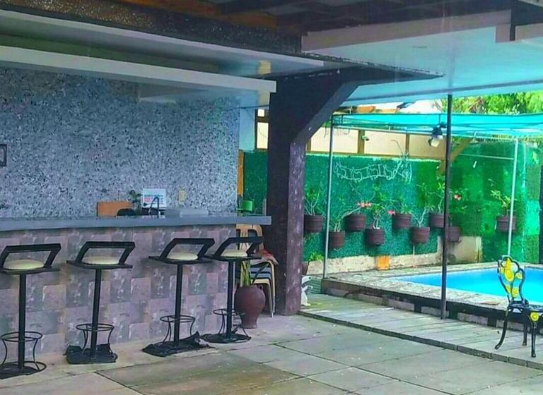 Pensione Jamaica & John Staycation