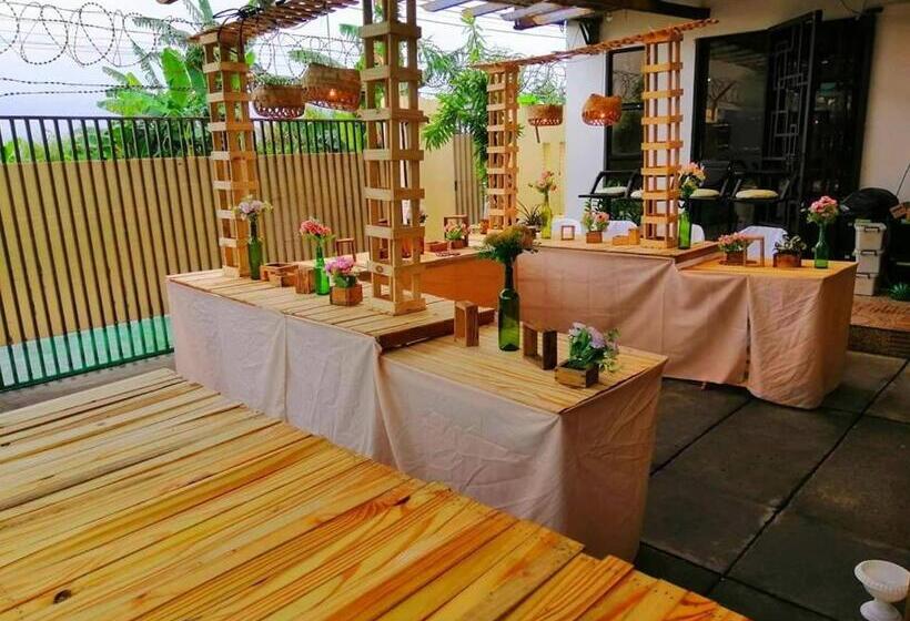 Pensione Jamaica & John Staycation