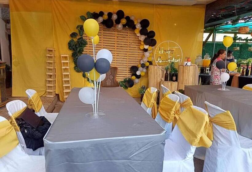 Pensione Jamaica & John Staycation