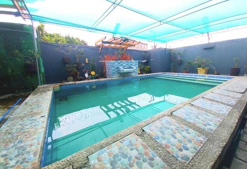 Pensione Jamaica & John Staycation