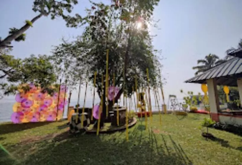 リゾートホテル Canoe Ville Kerala