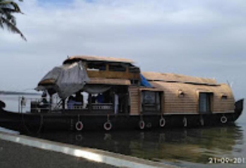 리조트 Canoe Ville Kerala