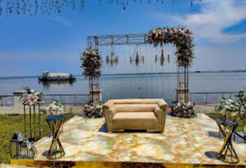 리조트 Canoe Ville Kerala