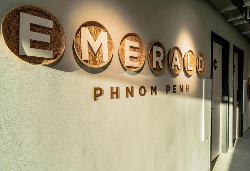 הוסטל Emerald Hotel Residence