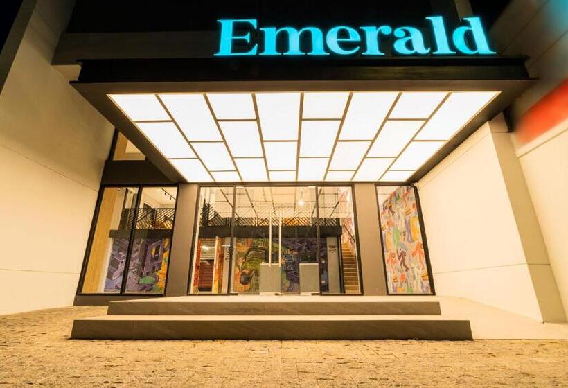 הוסטל Emerald Hotel Residence