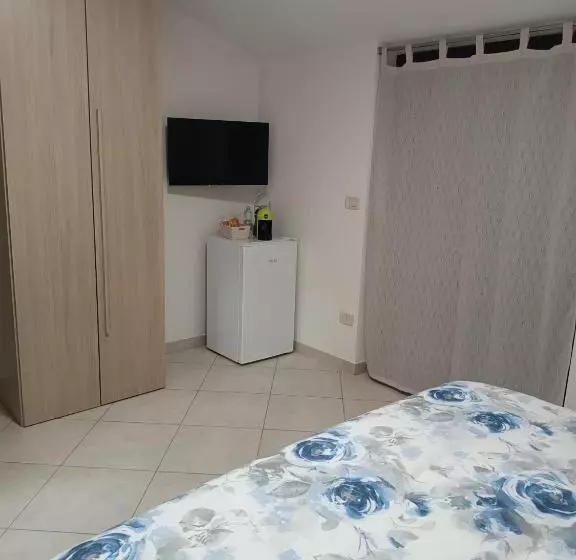 B&b Le Luci Camera In Attico Super Vista Interno 2 Rose Rosa