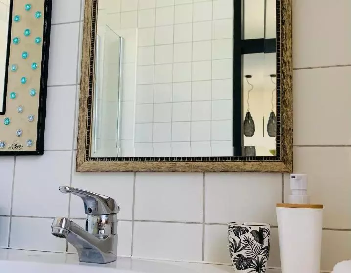 Hotelli De Lotuspoort Met Mihr S B&b In De Abdij Van Bornem